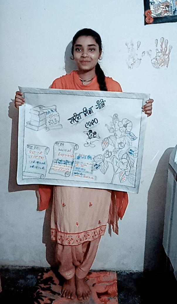 NSS की धौलाधार परिसर (UNIT 1) ईकाई की ओर से राष्ट्रीय शिक्षा नीति-2020 के क्रियान्वन संबंधी तैयार पोस्टर  के साथ छात्रा।