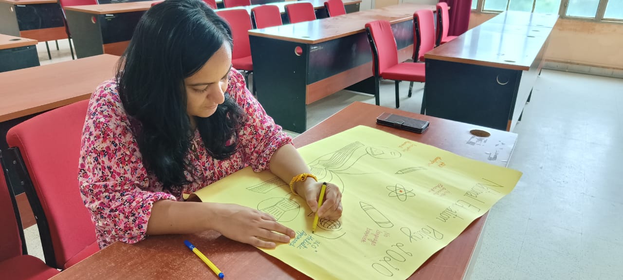 राष्ट्रीय शिक्षा नीति-2020 के क्रियान्वन एवं प्रगति से संबंधित तैयार किए गए चार्ट-पोस्टर तैयार करती साथ भौतिकी एवं खगोल विज्ञान विभाग की छात्रा।