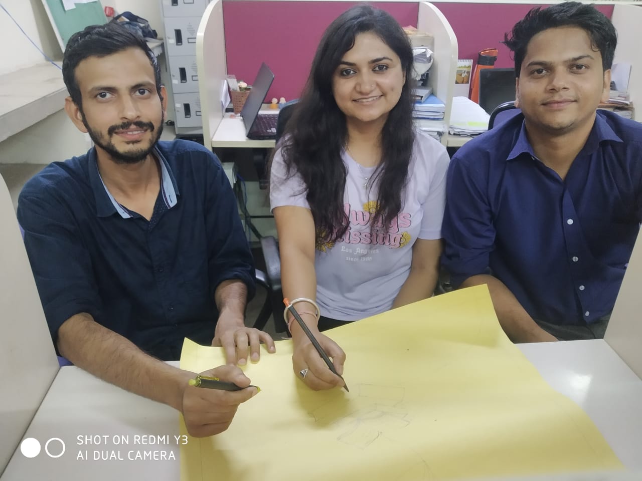 राष्ट्रीय शिक्षा नीति-2020 के क्रियान्वन एवं प्रगति से संबंधित तैयार किए गए चार्ट-पोस्टर तैयार करती साथ भौतिकी एवं खगोल विज्ञान विभाग के छात्र-छात्राएं।