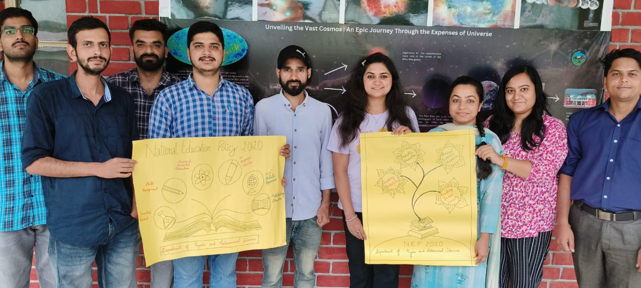 राष्ट्रीय शिक्षा नीति-2020 के क्रियान्वन एवं प्रगति से संबंधित तैयार किए गए चार्टपोस्टर के साथ भौतिकी एवं खगोल विज्ञान विभाग के विद्यार्थी।