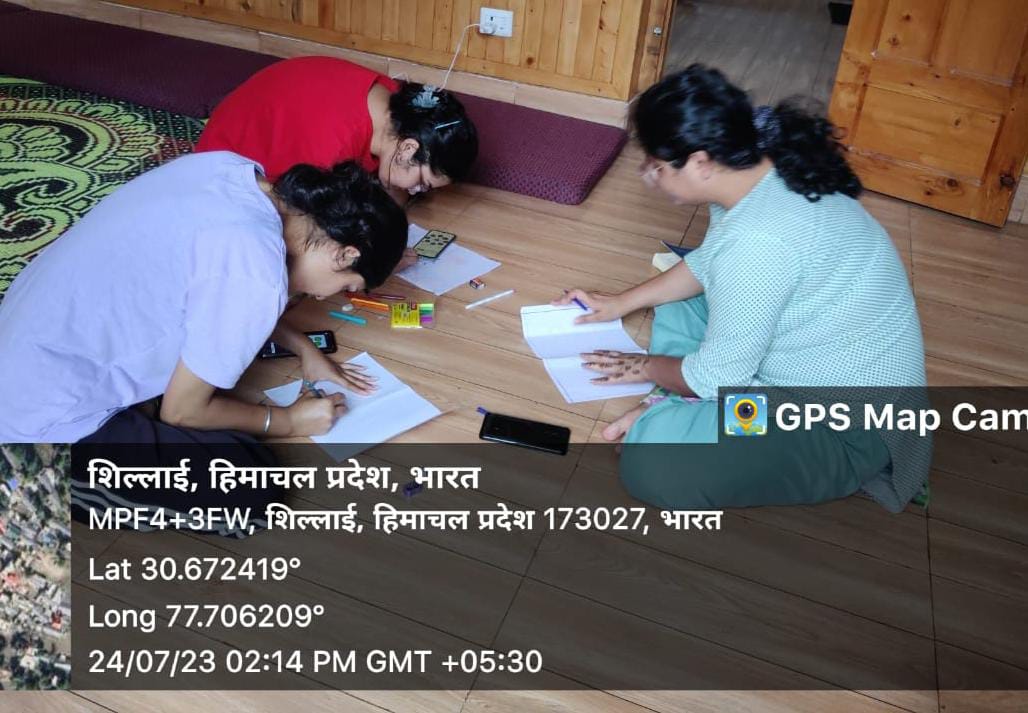 केंद्रीय विवि के समाज कार्य विभाग के विद्यार्थी अपने घरों पर राष्ट्रीय शिक्षा नीति 2020 से संबंधित पोस्टर तैयार करते हुए।