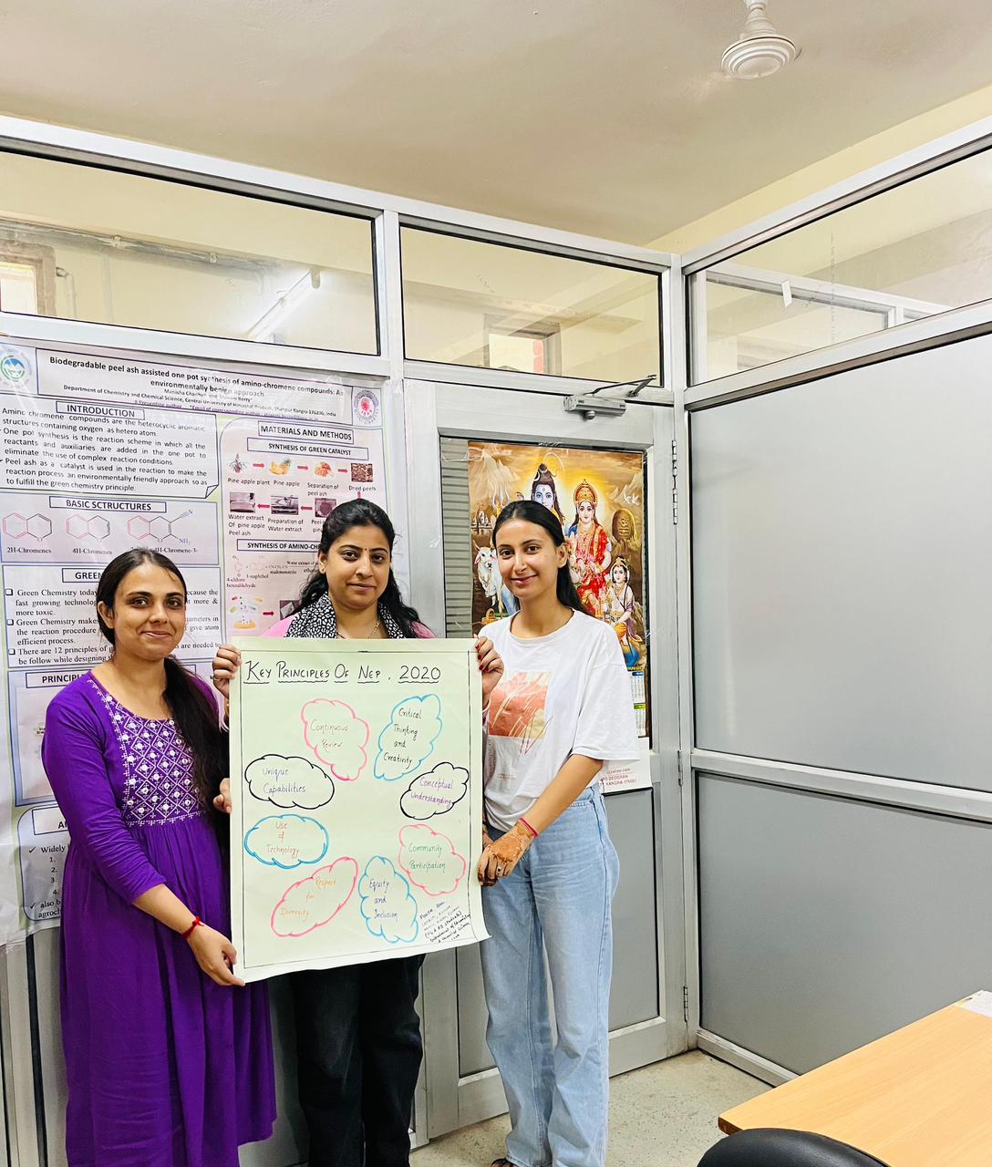 राष्ट्रीय शिक्षा नीति 2020 के तहत तैयार किए गए पोस्टर के साथ रसायन शास्_त्र एवं रसायन विज्ञान विभाग की छात्राएं।