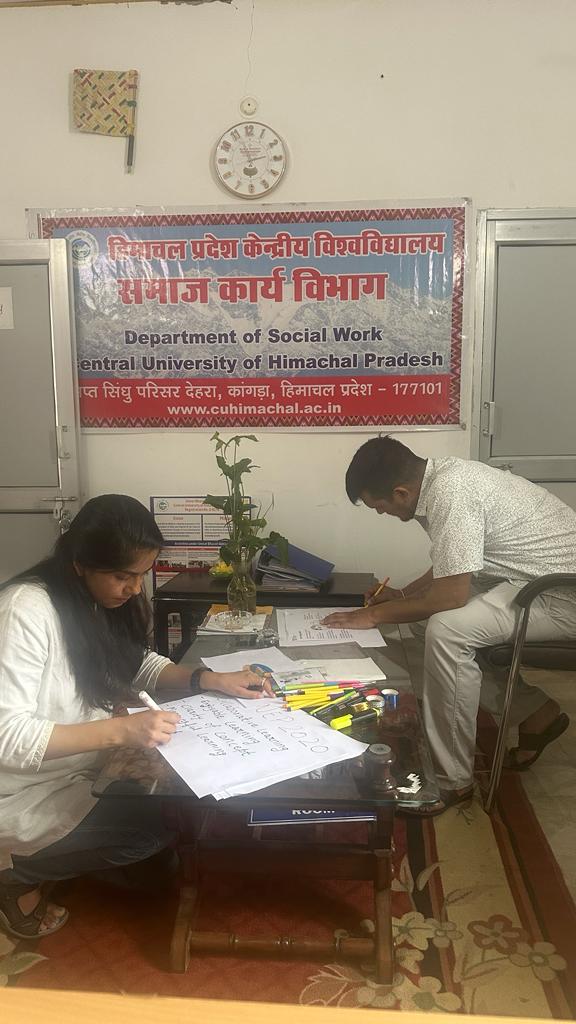 केंद्रीय विवि के समाज कार्य विभाग के शोद्यार्थी अपने कैंपस में राष्ट्रीय शिक्षा नीति 2020 से संबंधित पोस्टर तैयार करते हुए।