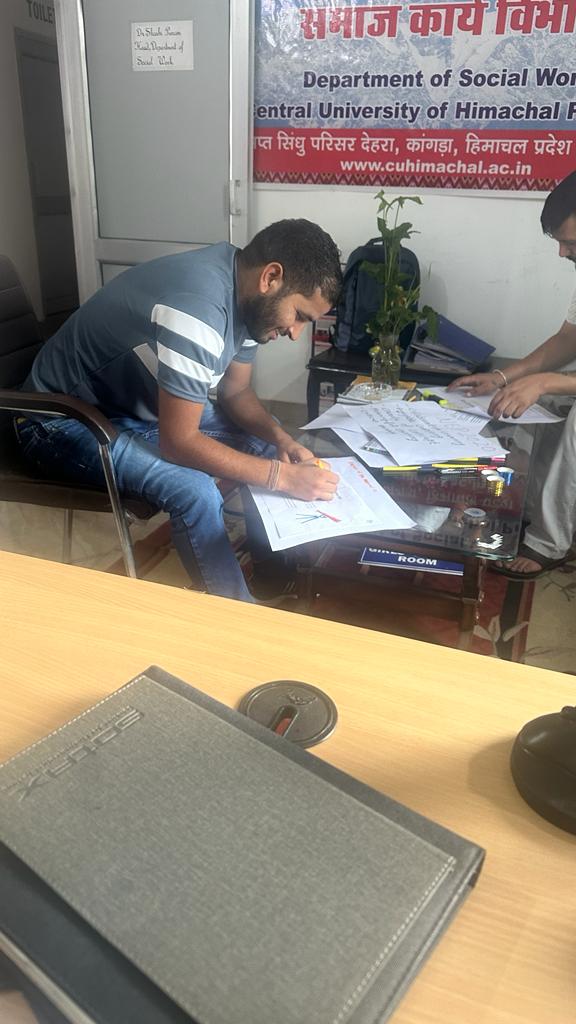 केंद्रीय विवि के समाज कार्य विभाग के शोद्यार्थी कैंपस में राष्ट्रीय शिक्षा नीति 2020 से संबंधित पोस्टर तैयार करते हुए।