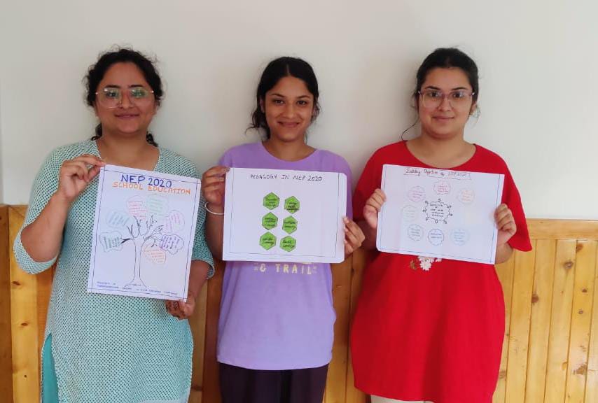 केंद्रीय विवि के समाज कार्य विभाग के विद्यार्थी अपने घरों पर राष्ट्रीय शिक्षा नीति 2020 से संबंधित पोस्टर तैयार करके दिखाते हुए।