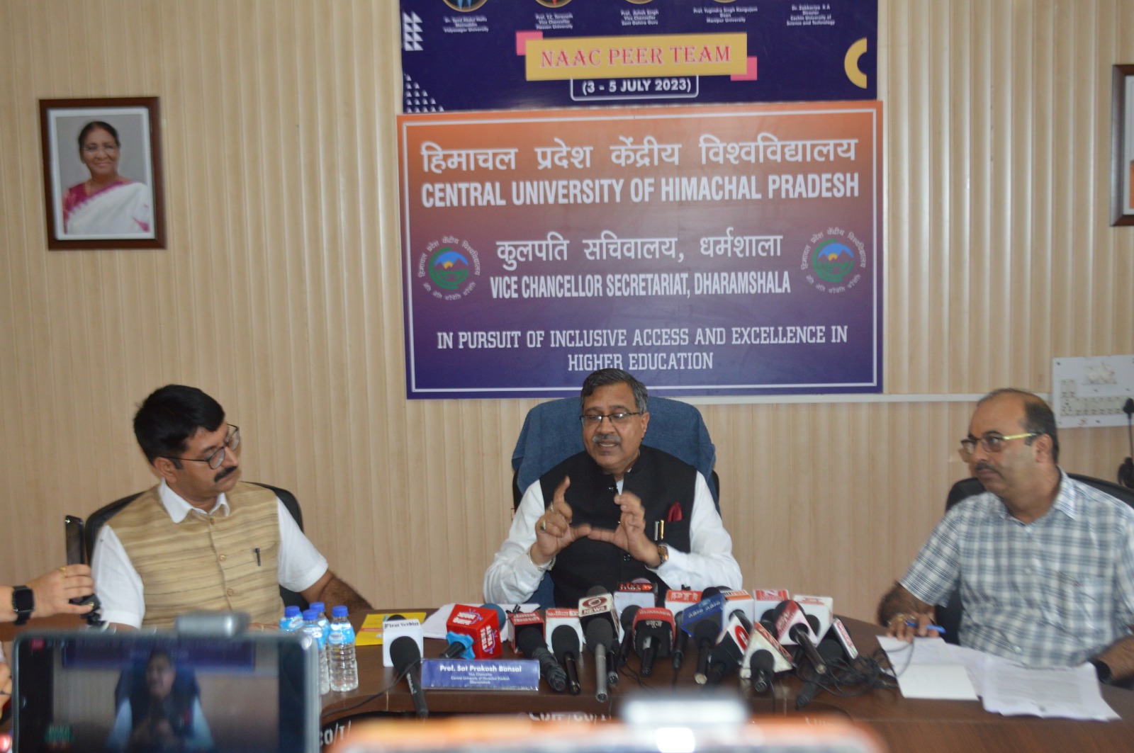 राष्ट्रीय शिक्षा नीति 2020 को लेकर आयोजित प्रेस वार्ता को संबोधित करते कुलपति।